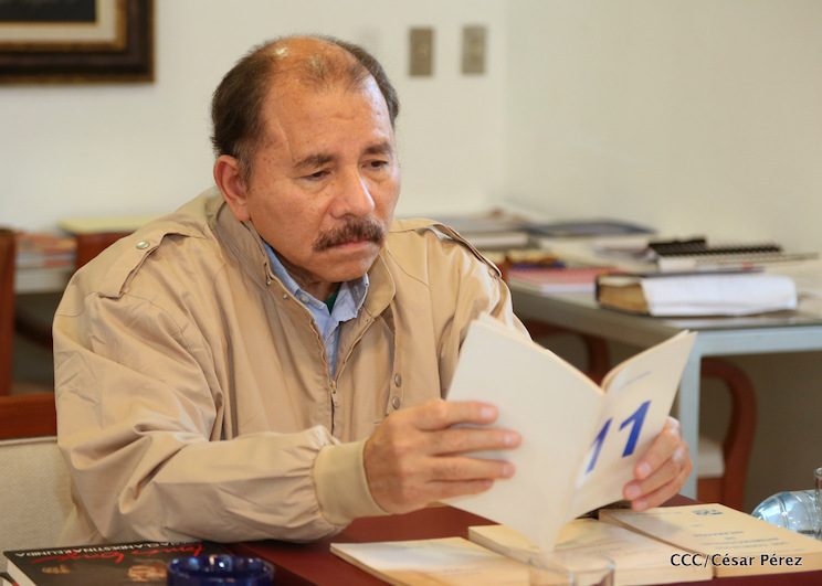 Comandante Daniel recibe obras sobre la defensa de la soberan&iacute;a nacional del Doctor Luis Pasos Arg&uuml;ello